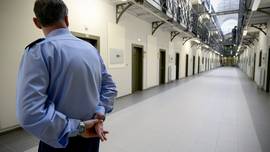 Gedetineerde snijdt eerst celgenoot de keel over en gaat dan naar psychiater