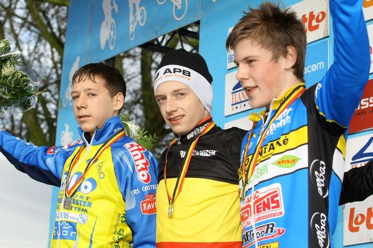 Nieuwelingen Stijn Caluwé en Quinten Hermans winnen BK veldrijden | De Morgen