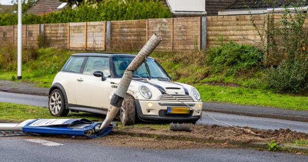 Vrouw rijdt met slippende Mini lichtmast omver in Tilburg, inzittend kind ongedeerd.