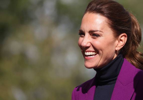Kate Middleton straalt in opvallend paars pak