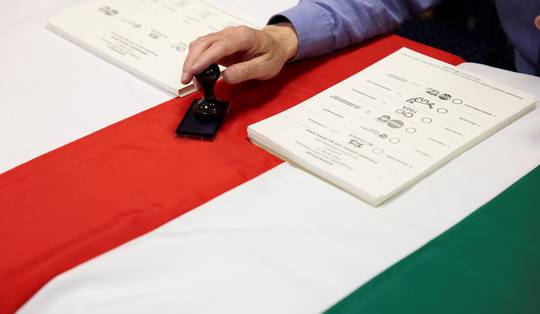 Verkiezingen Hongarije: stembussen geopend • Komt er een einde aan zestien jaar premierschap van Viktor Orbán?