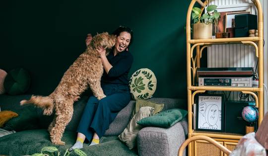 ‘Zelf slaap ik op een matras in de berging’: Cindy deelt haar huis in hartje Antwerpen met logés van over de hele wereld