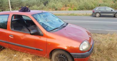 Mannen met pech langs A50 slopen eigen auto door er op te springen