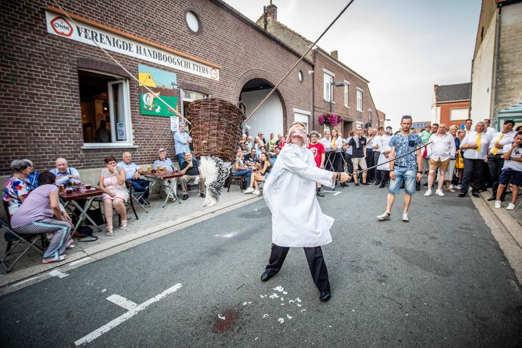 Het folkloristische gebeuren haanslaan vindt traditiegetrouw plaats op kermismaandag.