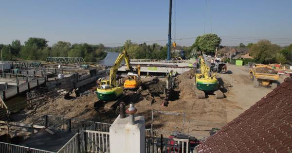 Kijk mee hoe live een betonnen plaat van 600.000 kilo in het spoor wordt geschoven in Tricht
