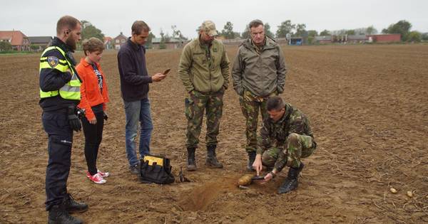 Jongeren vinden bom tijdens zoektocht met metaaldetector in Megchelen - De Stentor