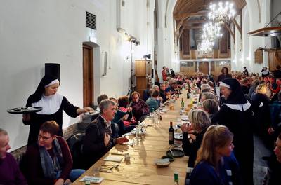 Tafel van W: 150 Wageningers eten en drinken in de kerk