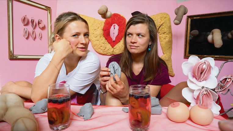 Krista en Marcelle Arriëns in ‘Sekszusjes TV’. Beeld VPRO