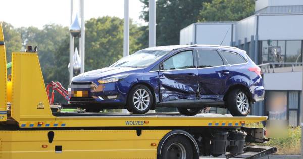 Auto slaat na botsing over de kop in Zwolle: man afgevoerd naar ziekenhuis.