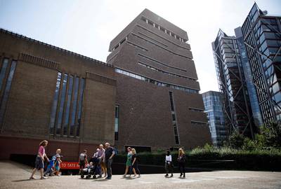 L'enfant poussé du 10e étage d’un musée à Londres hors de danger