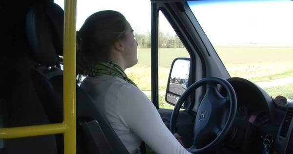 Buschauffeuse (18) uit Kortgene krijgt het vertrouwen op lijn 193 (video) - PZC