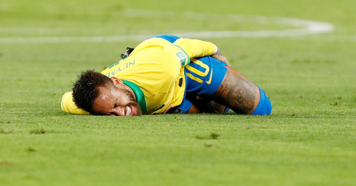 Geblesseerde Neymar sluit aan bij Brazilië: 'Denken dat hij door behandelingen op tijd fit kan zijn'