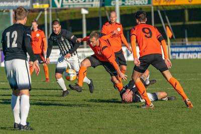 Dubbele meevaller voor voetbalclub De Bataven: geld terug en weer eigenaar van de tribune