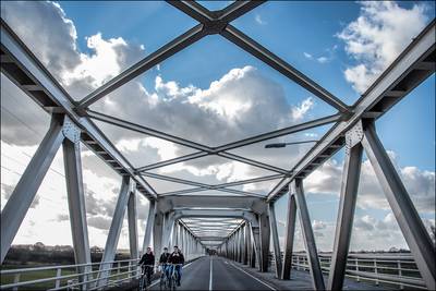 Man mishandeld op Maasbrug en ook zijn auto moest er aan geloven