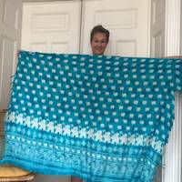 Hoe draag je een sarong? Liselotte showt hoe je ’m omknoopt
