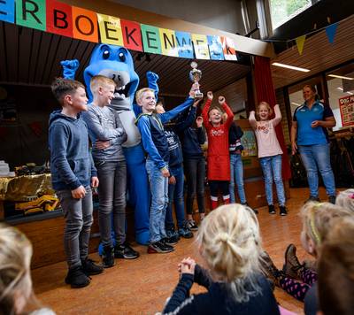 Haai Zed verrast Basisschool Buurse met zwemtrofee