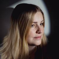 Comedian Amelie Albrecht: ‘Blijkbaar is er nooit zoveel vrouwenhaat geweest bij jonge mannen. Hoe boks je daar als ouder tegenop?’