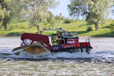 Boot met kinderen in de problemen op onrustige IJssel, brandweer neemt ze op sleeptouw