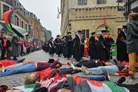 De doorgang van de stoet wordt versperd door de actievoerders. ©Evert Wouters