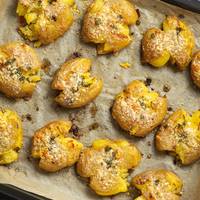 Zó maak je lekker krokant geplette aardappels uit de oven