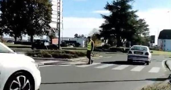 Un Gilet Jaune Bloque Seul Un Rond Point Devant Sa Femme