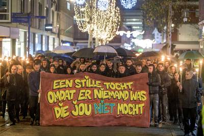 Honderden mensen bij stille tocht voor vermoorde Maijkel Akfidan in Hengelo