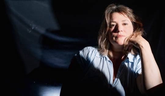 Actrice Emilie De Roo: ‘Mijn moeder zei: ‘Als jij later kinderen hebt, hoop ik dat ze even erg zijn als jij’’