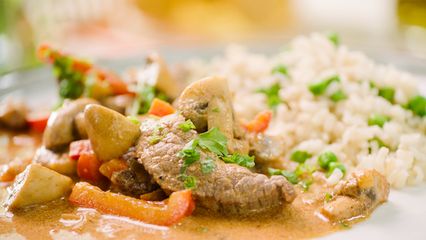 73. Boeuf stroganoff met rijst, erwten en bladpeterselie (Bart Kaëll)