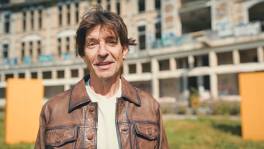 Tien Vlamingen laten zich vrijwillig opsluiten in een box in... De ...