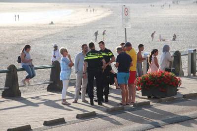 Vloedgolf verrast mensen op strand Vlissingen; drie mensen naar ziekenhuis