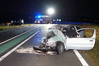 N322 bij Afferden dicht na ernstig ongeluk met twee auto's