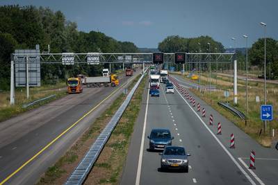 Barriers op A325 tegen sluipverkeer dat afgesloten afritten toch wil gebruiken