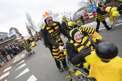 Op de oprit in Bornerbroek met Mummelman en bier: ‘Zo volgen wij de optocht, dat is traditie’