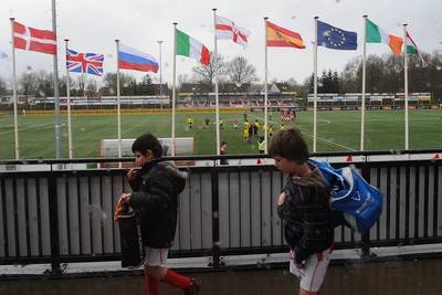 Streep door groot internationaal jeugdvoetbaltoernooi Easter Open