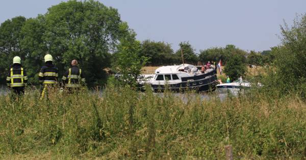 Jacht raakt de bodem van de Maas