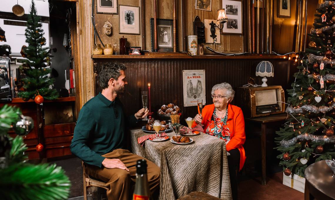 Oma Coby (97) verkoopt samen met haar kleinzoon oliebollen voor eenzame ouderen 