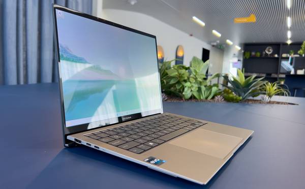 De ASUS Zenbook S 13 OLED is in België enkel te koop in de grijze uitvoering.