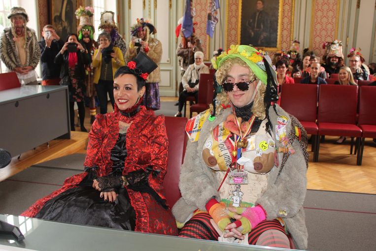 Gekleed Als Voil Jeanet Jawoord Geven Aalst In De Buurt Hln