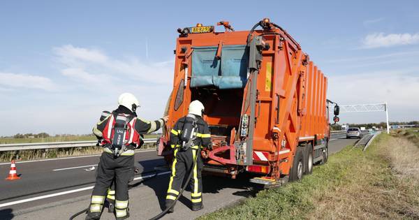 Vuilniswagen in brand op A59 bij Raamsdonk