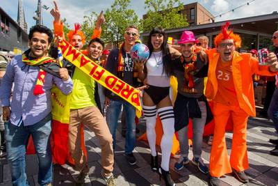 Belgische voetbalfans in Tilburg verrukt over Oranje én Roze Maandag