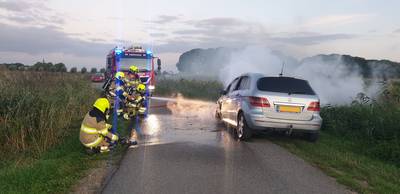 Auto vliegt in brand tijdens het rijden in Ooij