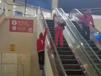 Zwitserse freestyleskiër met stijl roltrap op