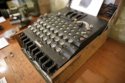 Zes Enigma-codeermachines uit WOII geborgen uit Oostzee