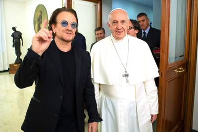 U2-voorman Bono ontmoet paus en praat over misbruik