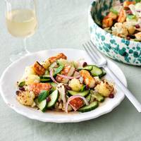 Komkommer-bloemkoolsalade met tahinicrème en halloumi