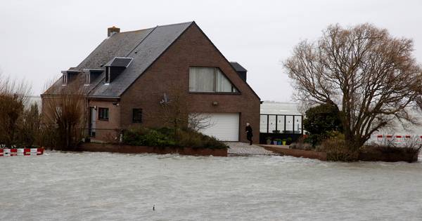 Water tot aan de brievenbus, huis in Perkpolder volledig omringd door zee - PZC