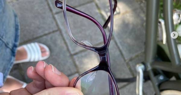 Fietser laat meisje hulpeloos achter met schaafwonden en kapotte bril na aanrijding in Oss.