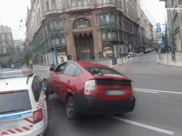 Wagen crasht tegen politieauto, fietser kan maar nipt wijken