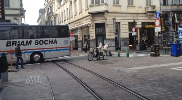 Toeristenbus trekt zich van paaltjes niets aan | Gent | hln.be