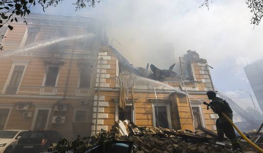Estland beschuldigt Rusland van brandstichting bij dronefabrikant • Opnieuw zware explosies in Kiev na nacht van Russische droneaanvallen